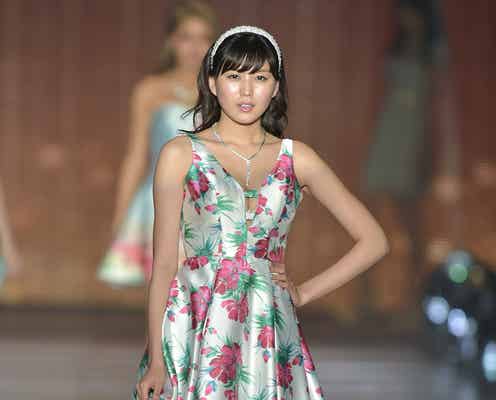 岩崎名美の美脚が圧巻!胸元ざっくりミニワンピで魅了<関コレ2017S/S>