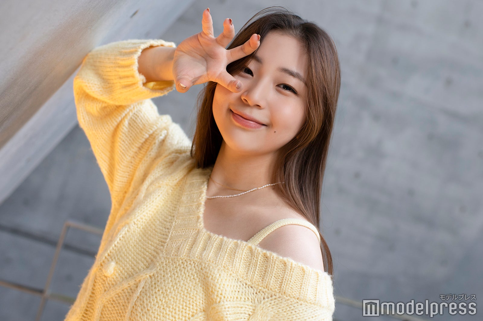 “オオカミポーズ”／YUNA（C）モデルプレス