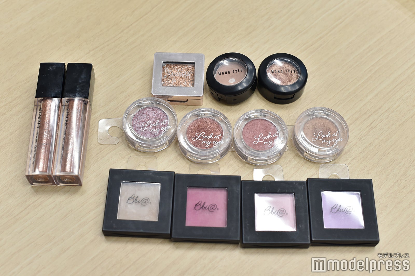 gugudan・HANA私物コスメ（C）モデルプレス