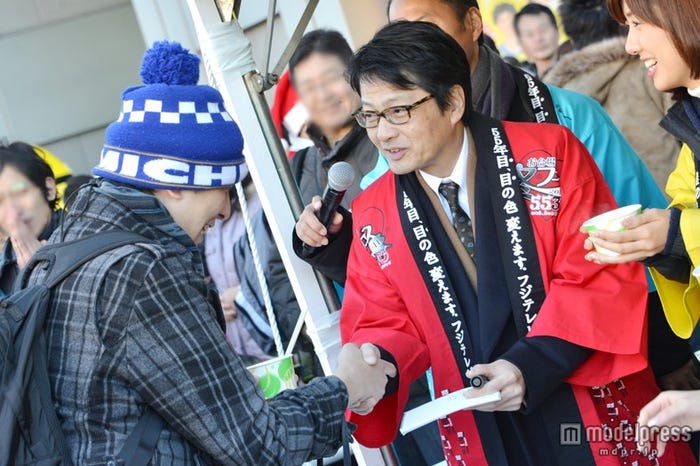 フジテレビの冬イベント「冬フェス2013‐2014~5539フジテレビ~」で来場者と握手を交わすフジテレビジョン代表取締役社長・亀山千広氏