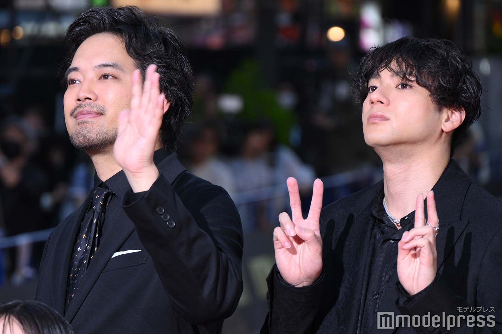 三浦貴大、真顔でピース決める山田裕貴（C）モデルプレス