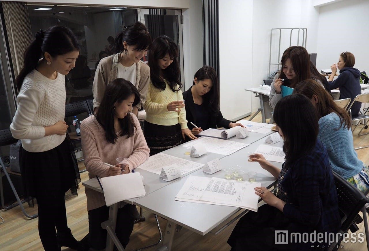 審査終了後、各製品のポイントを振り返る審査員たち