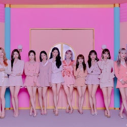 IZ*ONE、ミニスカ姿で美脚披露 コミカルな表情&カラフルな世界観表現<Beware>