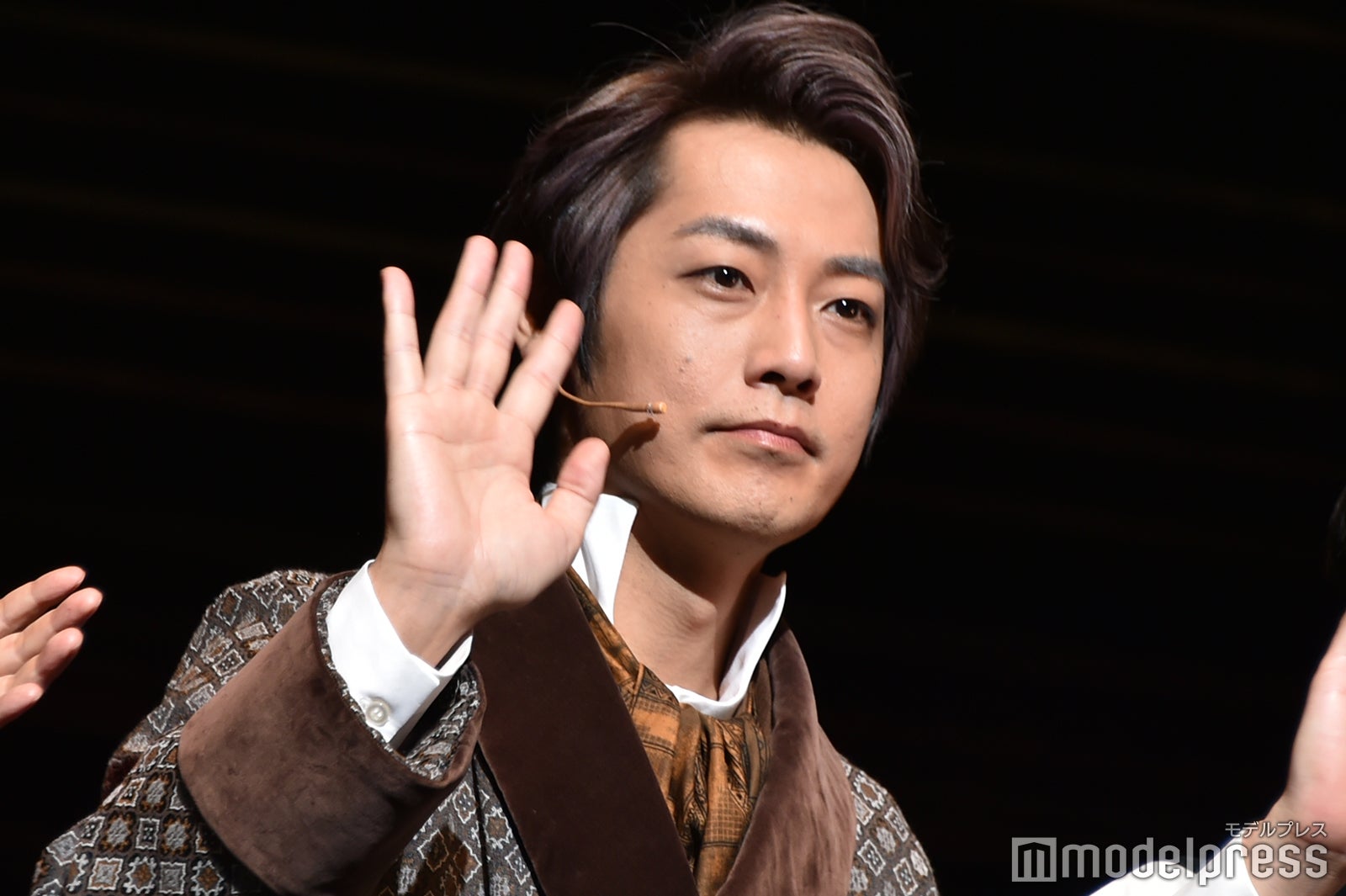 ムービーカメラに手を振る福士誠治 （C）モデルプレス