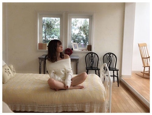 オフショルニットが色っぽい／公式ブログより