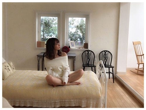 オフショルニットが色っぽい/公式ブログより