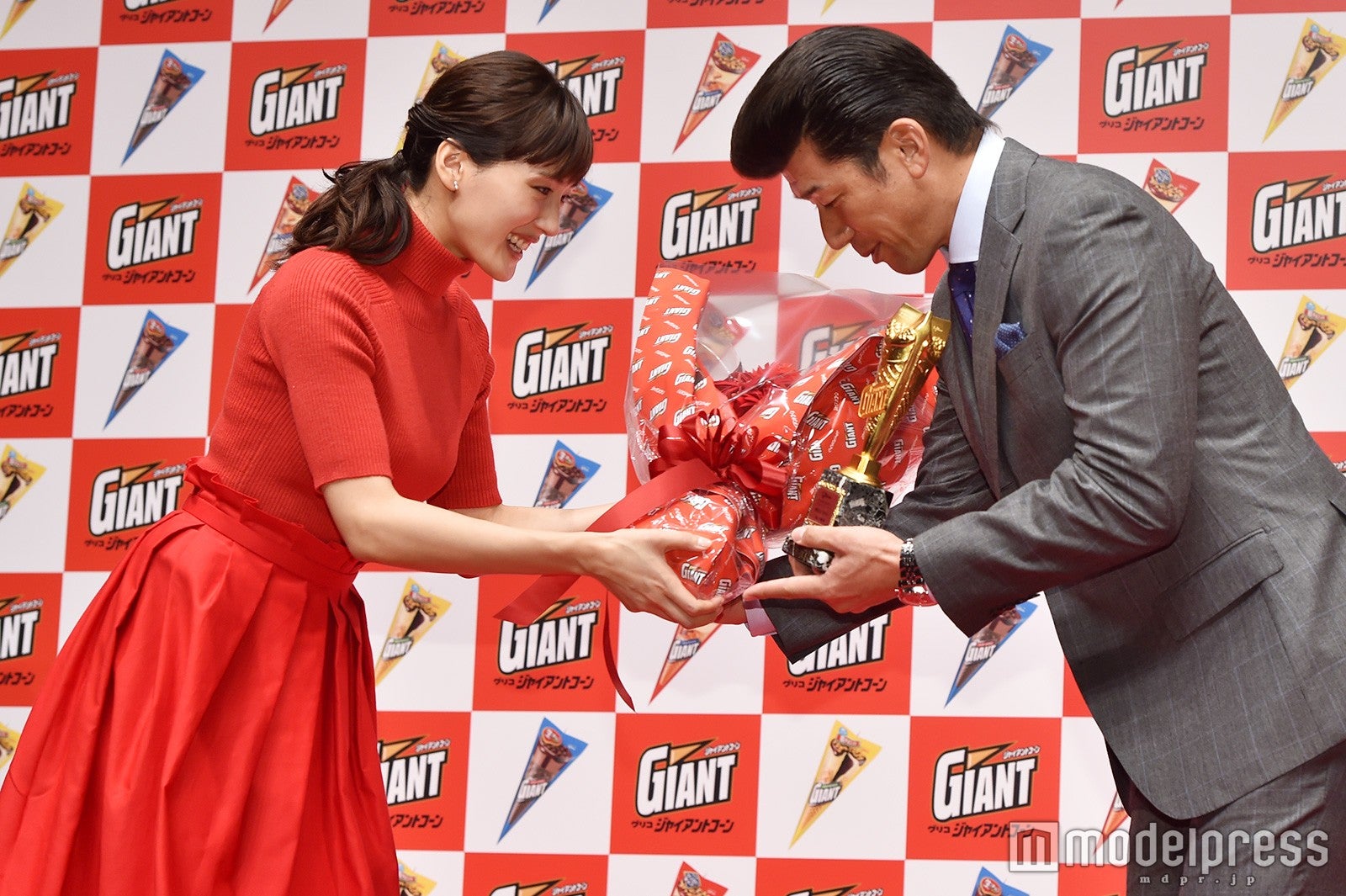 綾瀬はるか、三浦大輔氏（C）モデルプレス