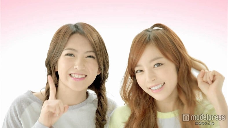 ジヨン（左）、ハラ（右）／バランスチェア「CUVILADY（クビレディ）」の初CM 「Are You Ready?」編