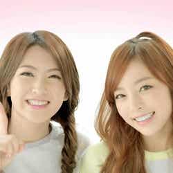 ジヨン(左)、ハラ(右)/バランスチェア「CUVILADY(クビレディ)」の初CM 「Are You Ready?」編