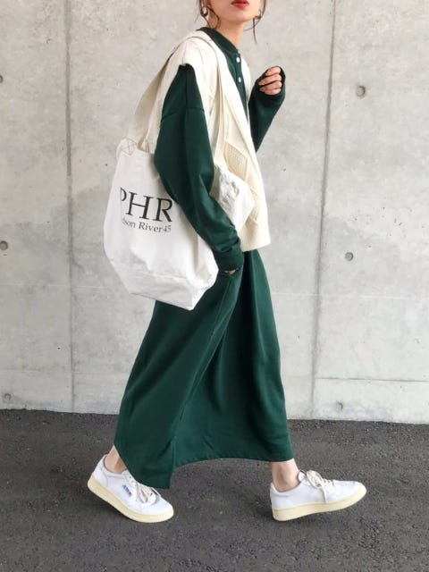 ジレ ベスト レディース 春 コーディネート レディース コーディネート コーデ 着こなし おすすめ オススメ トレンド ポイント コツ おしゃれ お洒落 オシャレ 2022 ジレ ベスト 春 ワンピース ワンピ グリーン ニットベスト 白 ホワイト スニーカー 白スニーカー