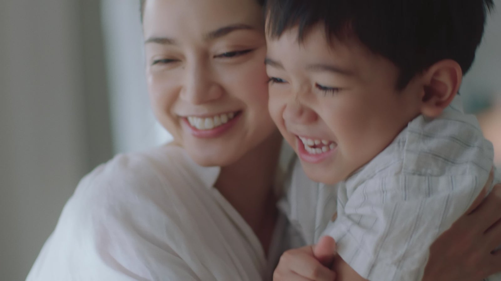 平愛梨＆バンビーノ君／新TVCM『親子との日常篇』より（提供写真）