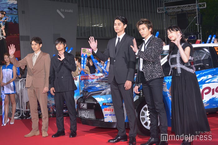 左から:町田啓太、北村匠海、東出昌大、新田真剣佑、森川葵(C)モデルプレス