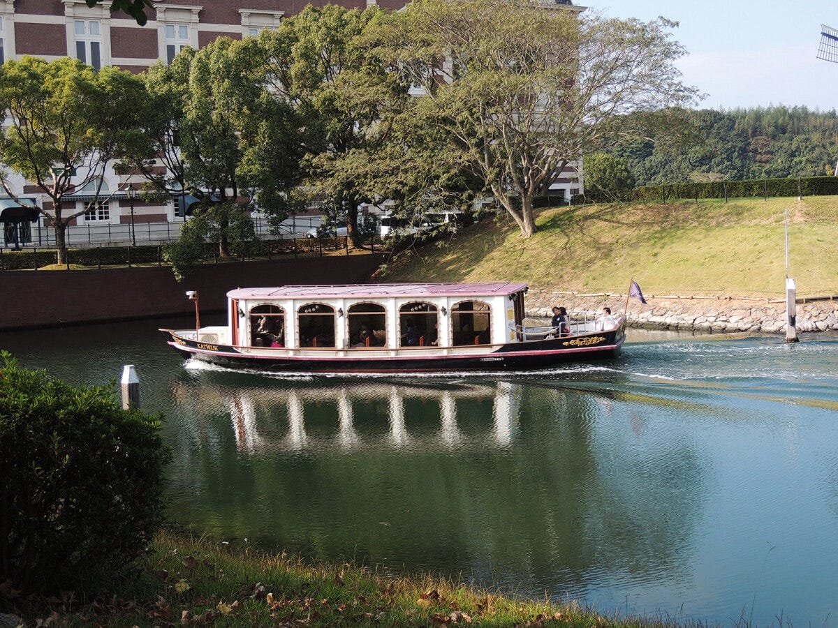 ウェルカムエリアからタワーシティの便（約12分）と、その逆のルートの便（約10分）があります。デッキ席も8席