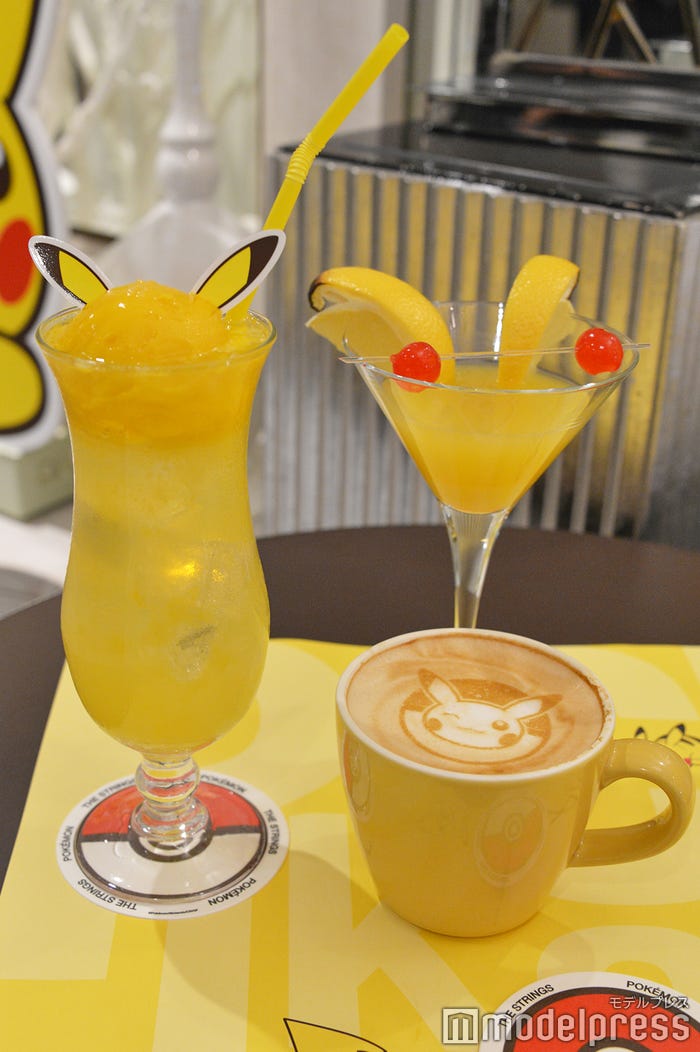ピカチュウ スペシャルドリンク(左から)ピカ★パチ パッションフルーツエイド、ピカチュウ アート・カフェ・ラテ、ピカチュウ フルーツモクテル(C)モデルプレス