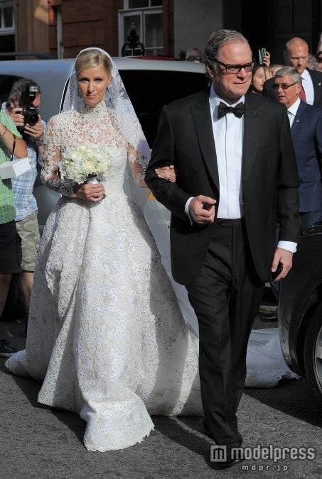 画像1/2) ニッキー・ヒルトン、豪華ドレスで結婚 - モデルプレス