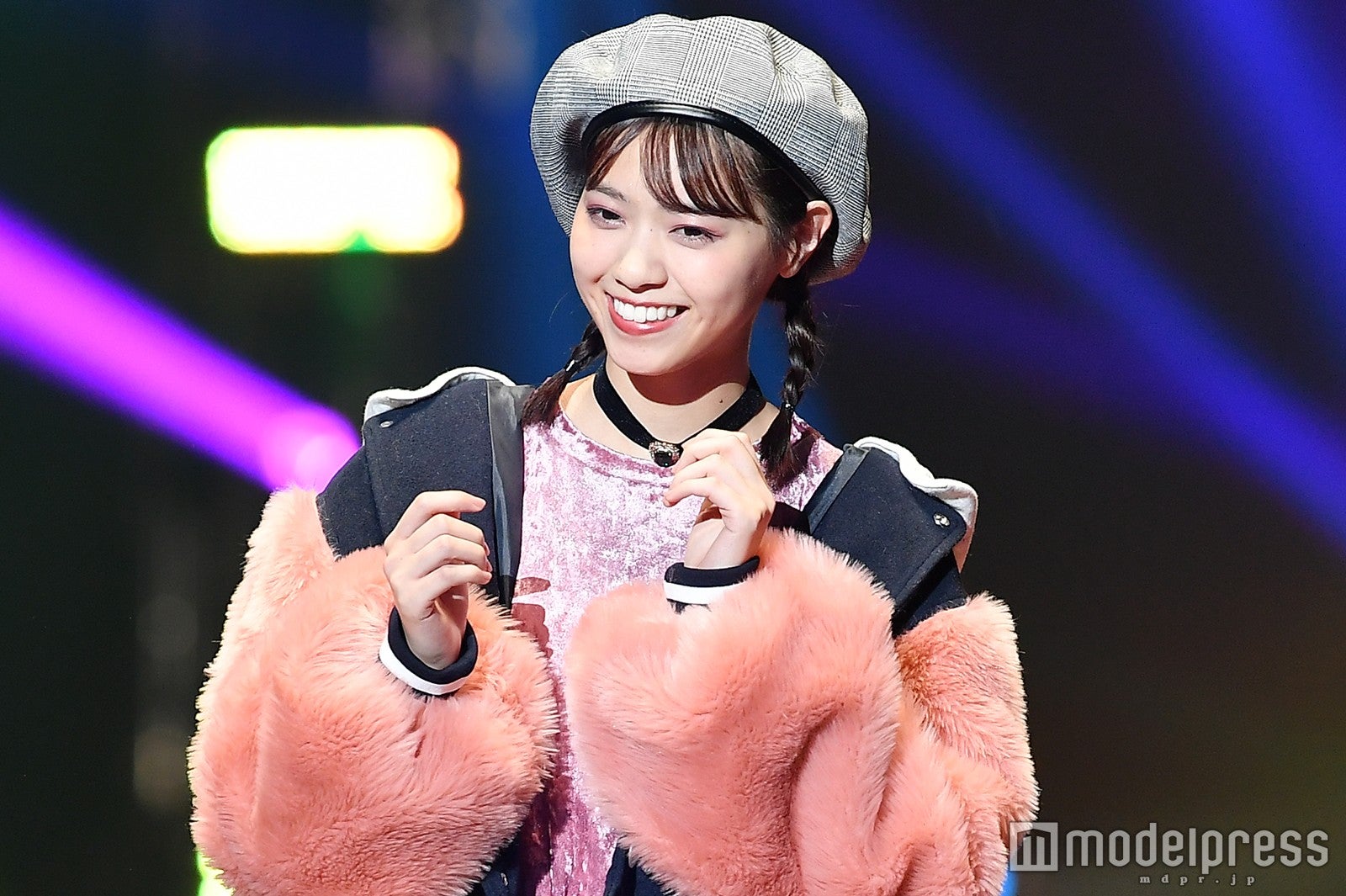 乃木坂46西野七瀬、三つ編み×ツインテールでニコッ　モコモコ秋コーデで登場＜TGC2017A／W＞