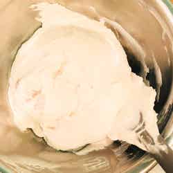 手順5：ボウルにクリームチーズ、砂糖を入れハンドミキサーでクリーム状になるまで混ぜる／画像提供：柏原歩