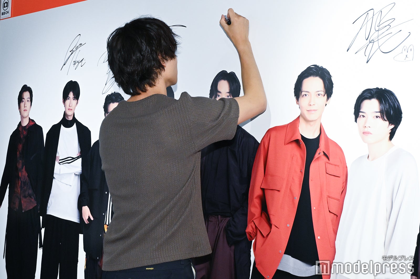 サインを書く太田将熙（C）モデルプレス