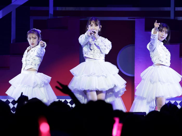 「純愛のクレッシェンド」高橋みなみ、小嶋陽菜、峯岸みなみ「ノースリーブス15th Anniversary Live」(提供写真)