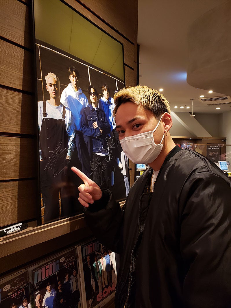 サインを書くコムドットメンバー（画像提供：宝島社）