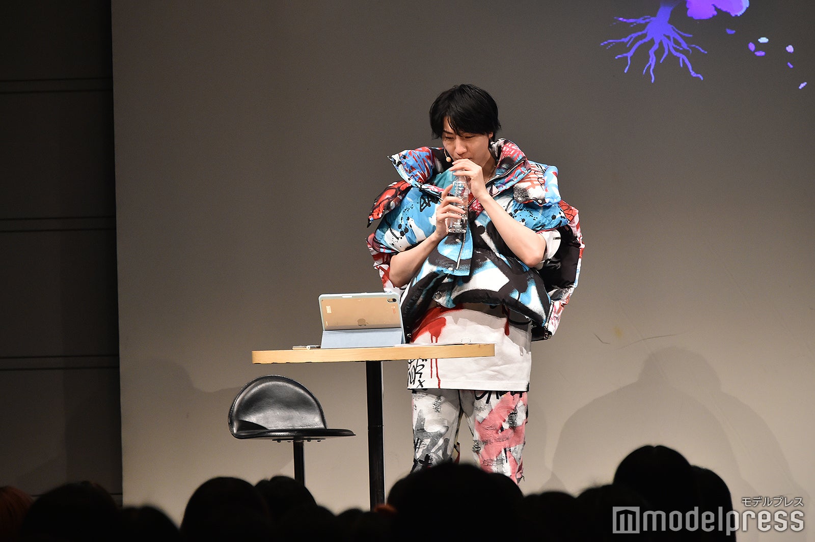 水を飲む桜田通（C）モデルプレス