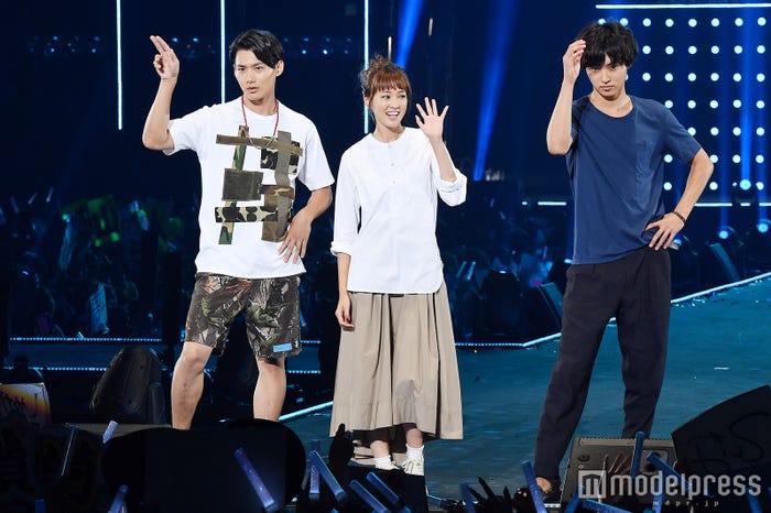 野村周平、桐谷美玲、山崎賢人(C)モデルプレス