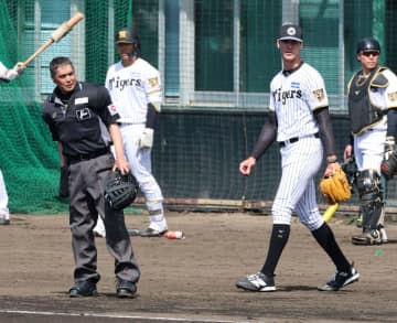 阪神 ラグズデールがシート打撃初登板で150キロ 球審は白井審判員 独特ストライクコールにファンから拍手わき起こる