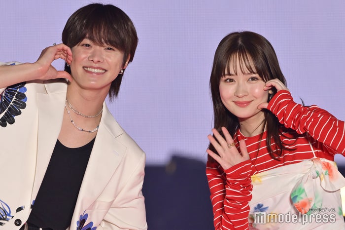 ハートポーズを揃って決める大橋和也、畑芽育（C）モデルプレス
