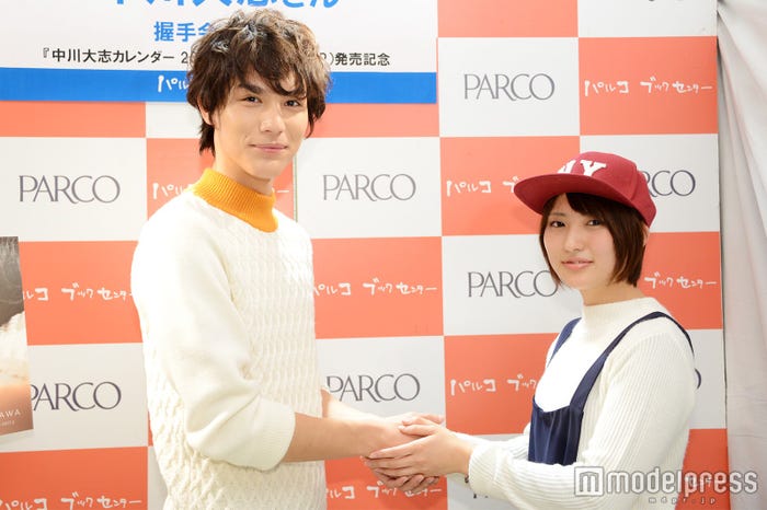 ファンと笑顔で握手を交わす中川大志(C)モデルプレス