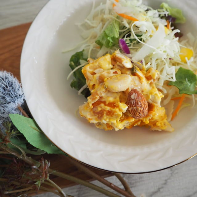 カルディ素焼きミックスナッツをサラダに加えて