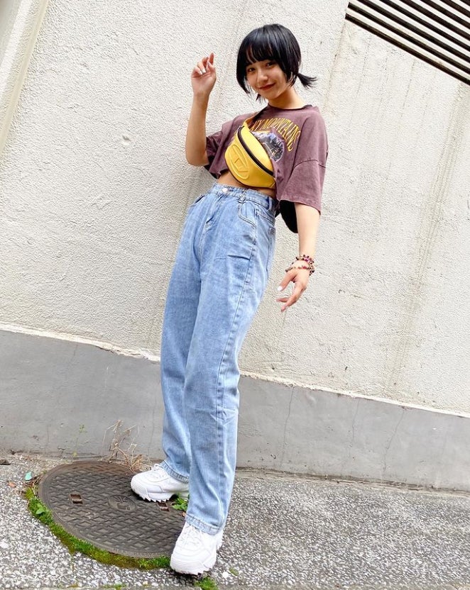 山之内すず、美ウエストちらり “ぶった切りT”着こなしが「参考になる」「可愛い」と話題