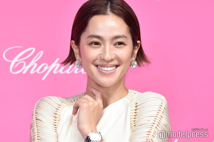 中村アン 背中ざっくり大胆ワンピで登場 サプライズバースデー祝いに感謝 モデルプレス 中村アン 背中ざっくり大胆ワンピで登場 サプライズバースデー祝いに感謝 モデルプレス