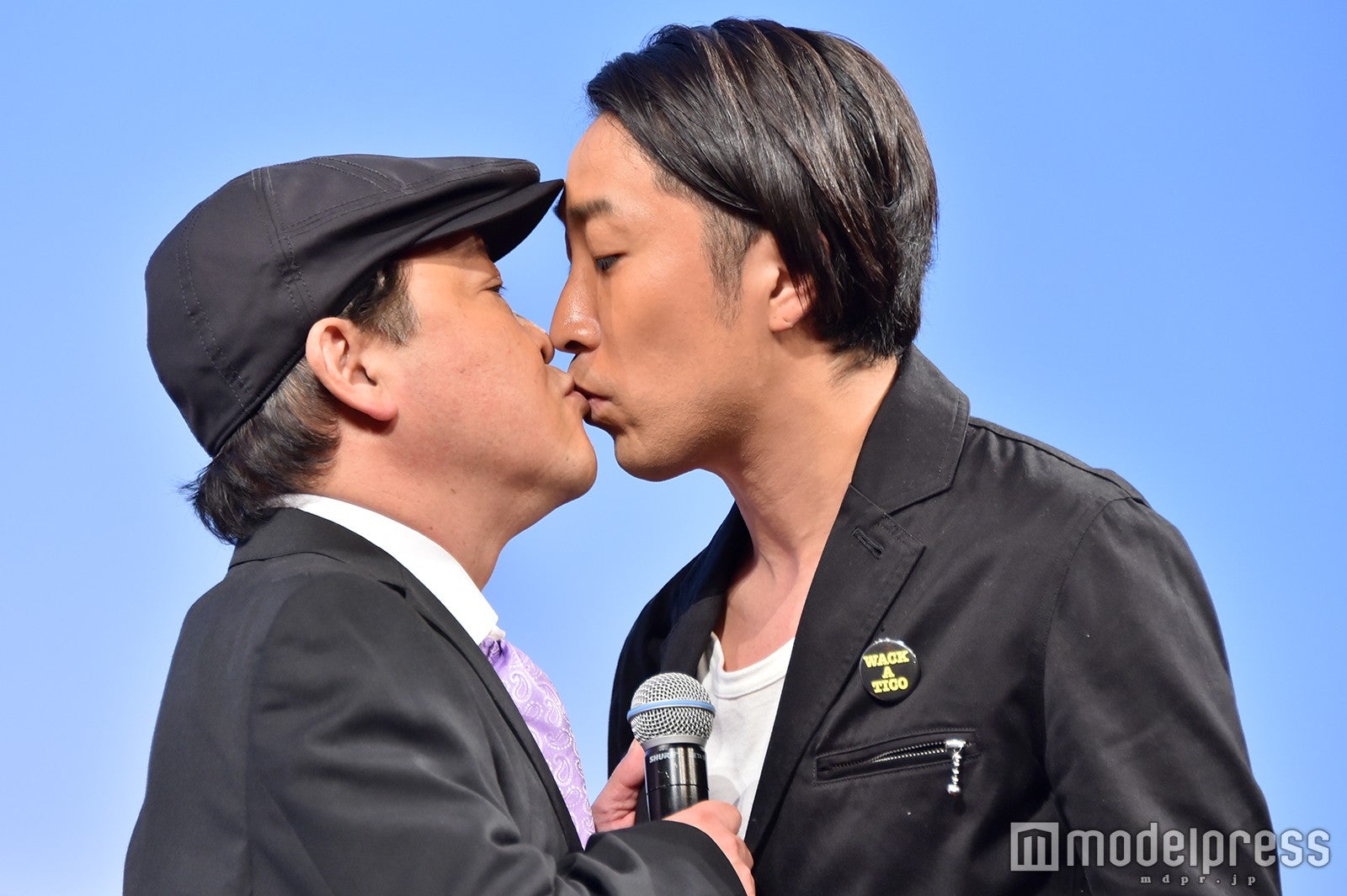 上島竜兵とゆってぃがキス（C）モデルプレス