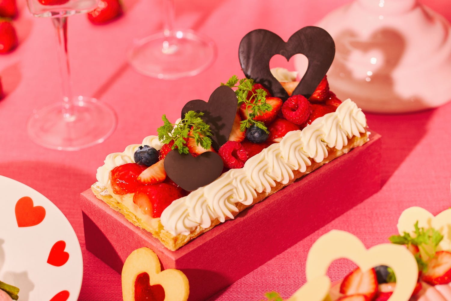 ハート弾むストロベリースイーツビュッフェ、京都で開催 果実たっぷりタルトやゼリー&いちご食べ比べも