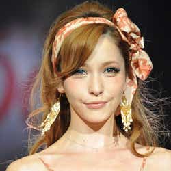 モデルプレス - 藤井リナ、セクシーワンピで美脚披露!豪華モデル競演に女子熱狂