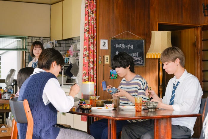 内田煌音、畑芽育、那須雄登、織山尚大、作間龍斗(C)2024「うちの弟どもがすみません」製作委員会(C)オザキアキラ/集英社