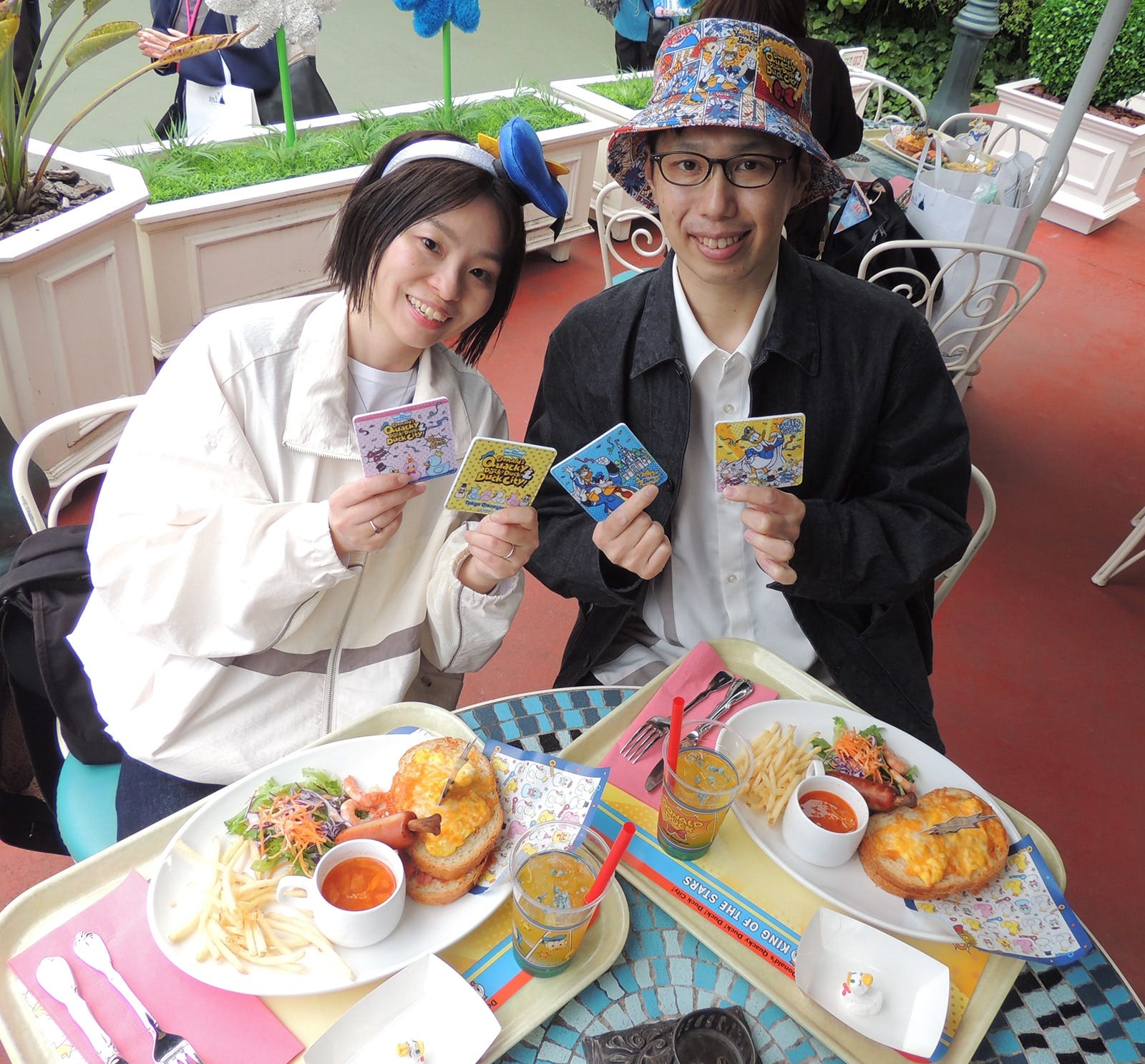 メニューは、ドナルドのワッキークラシックセット2480円と、手に持っているスーベニアコースター1種付きのスペシャルドリンク（オレンジドリンク＆パイナップル）1180円。コースターのデザインは3種でどれが出るかはお楽しみ