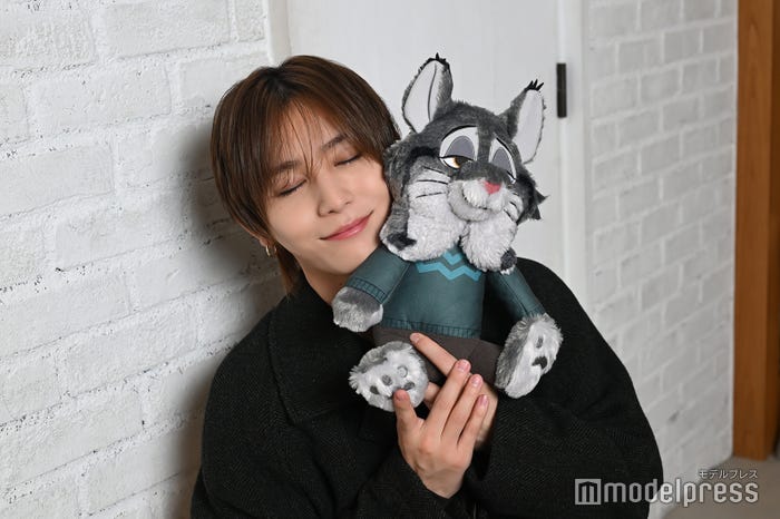 パウバートのぬいぐるみと密着する山田涼介(C)モデルプレス