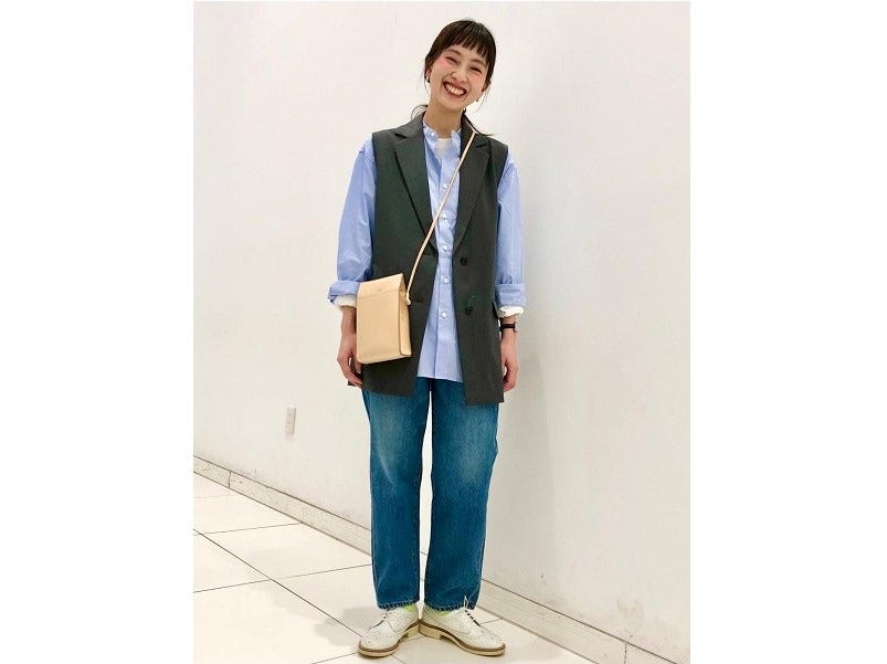 ブルー×グレーで爽やかなレイヤードコーデに　出典：StyleHint