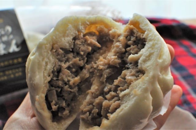 成城石井の「たっぷり6割具材の肉まん」割ったところ