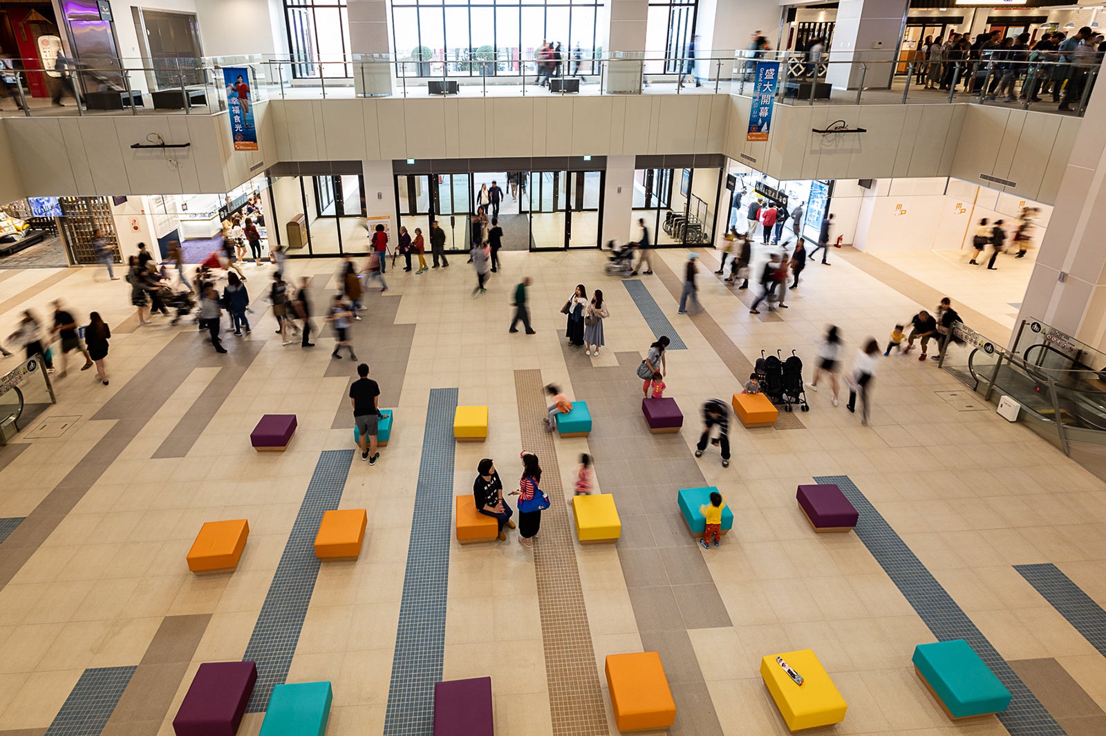 屋内広場／画像提供：三井不動産