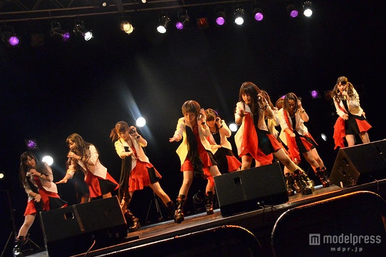 重低音に合わせ、クールな雰囲気に包む