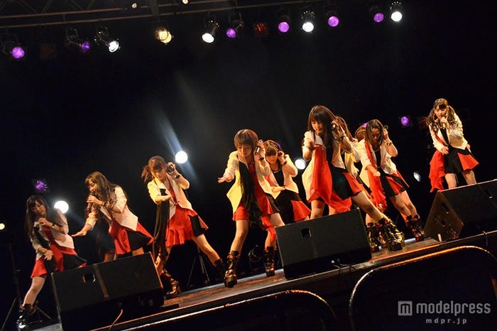 重低音に合わせ、クールな雰囲気に包む