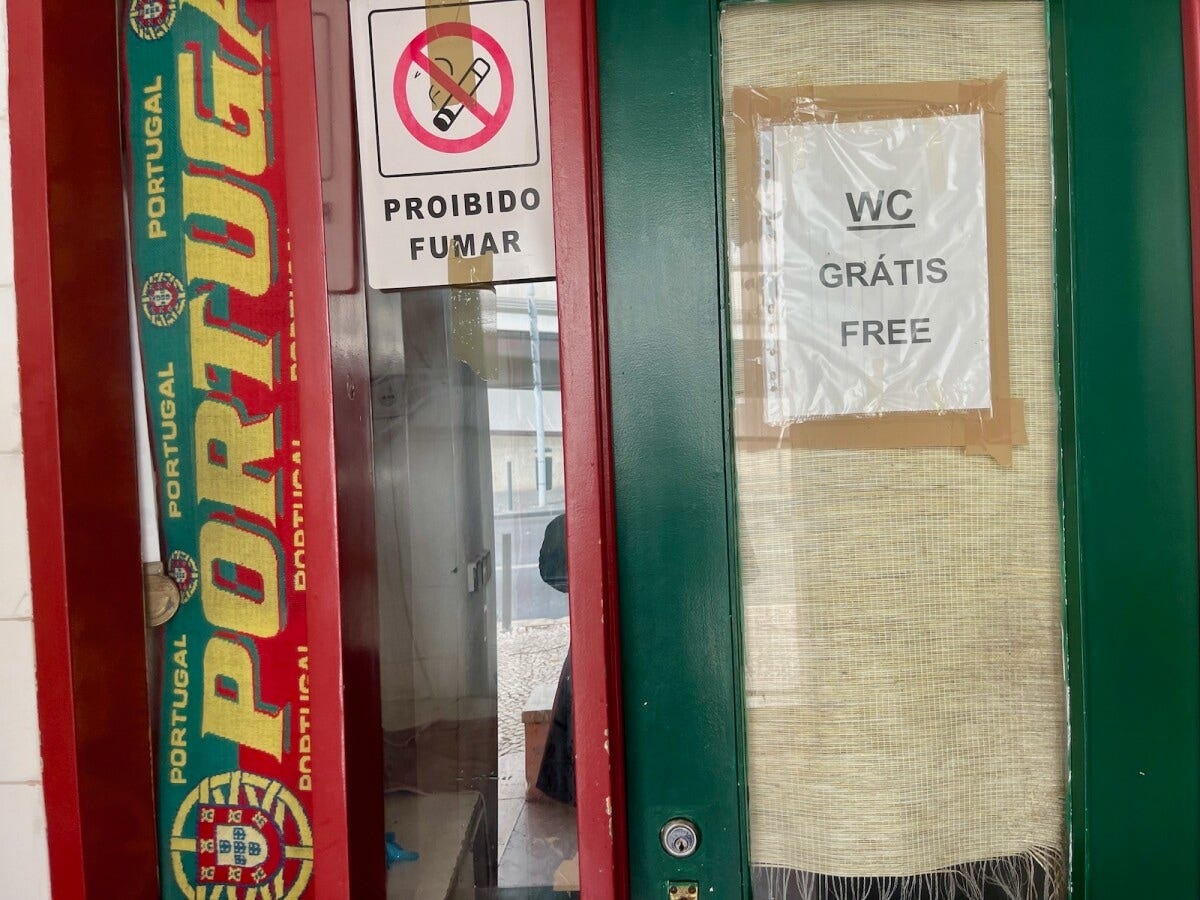 観光地の公共トイレで見かけた「無料」の貼り紙