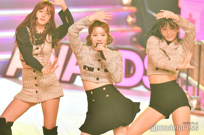 TWICE(左から:ミナ、ダヒョン、モモ)(C)モデルプレス