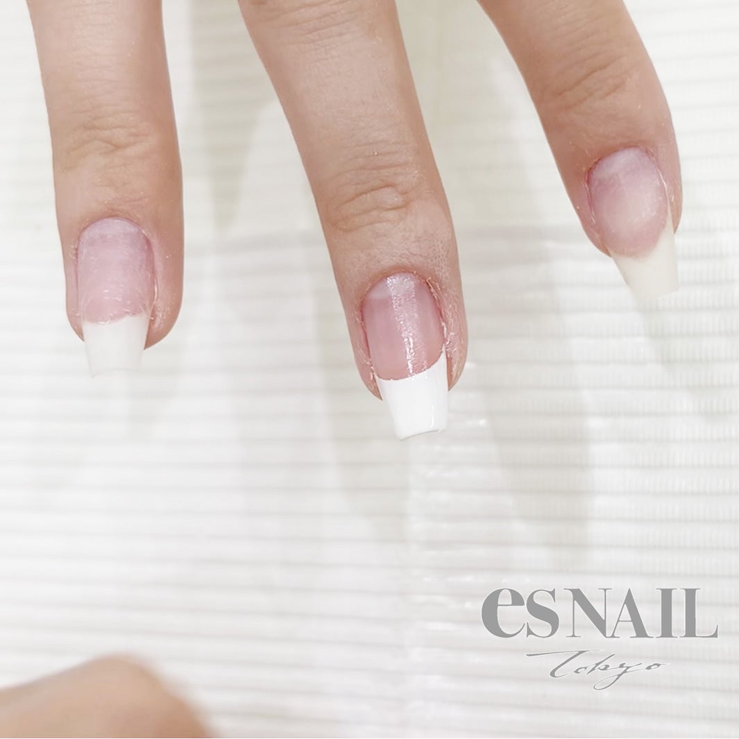 プレプライマーで爪表面の油分を除去（画像提供：esNAIL）