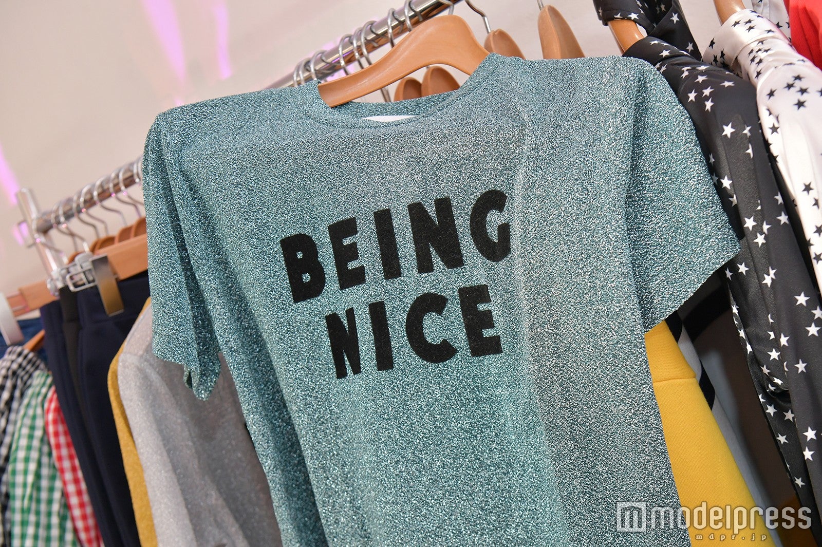 色味が珍しいラメトップス（C）モデルプレス