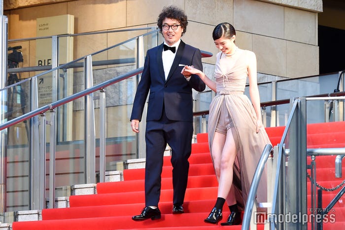 三木康一郎監督、佐久間由衣(C)モデルプレス