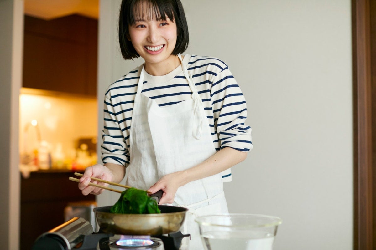 料理家・長谷川あかりが『Quick Japan』表紙に登場！ 50ページの大特集。SP対談に野木亜紀子・黒木華、エッセイマンガを谷口菜津子が描き下ろし