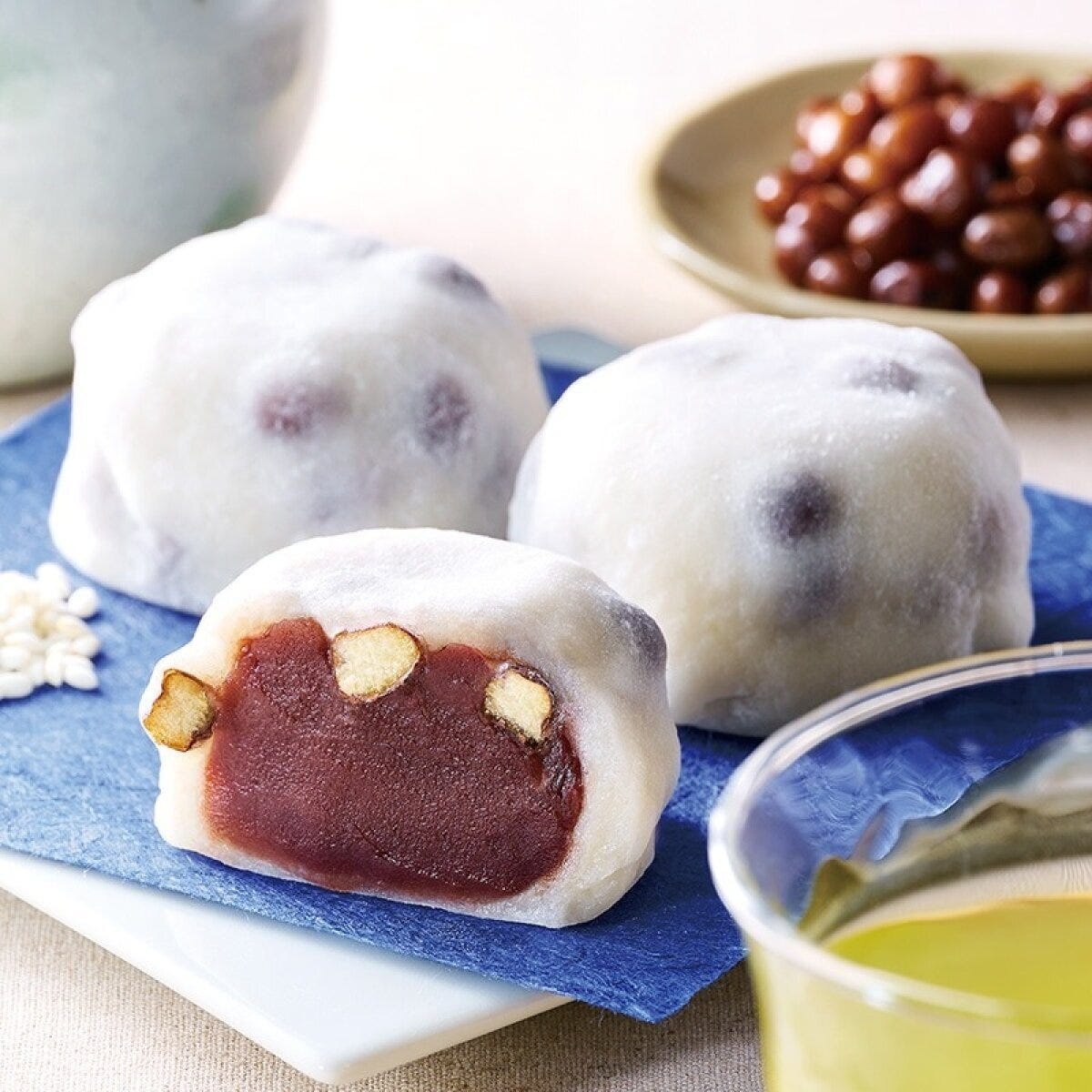 赤えんどう豆とこし餡が入った塩豆大福が3つ皿に並ぶ